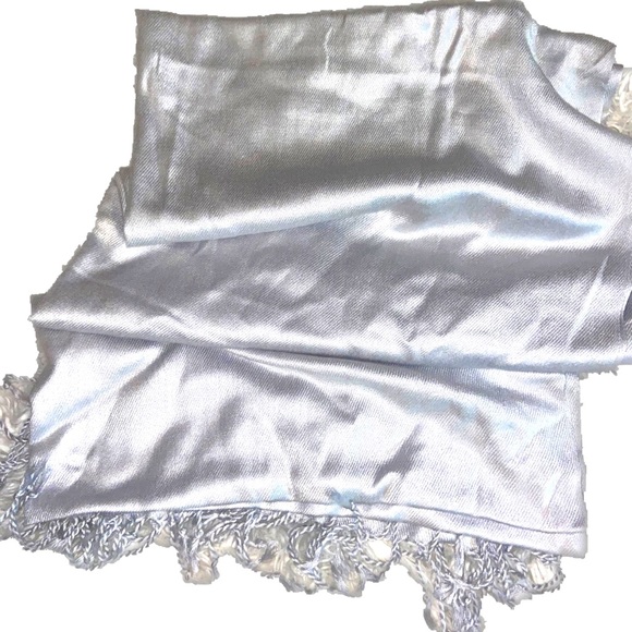 NWT- Liz Claiborne Platinum Scarf